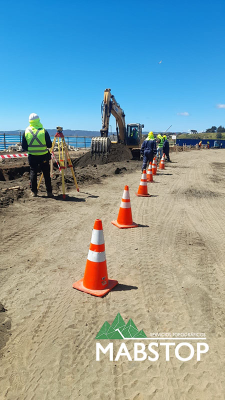 Topógrafo realizando levantamiento en Cobquecura