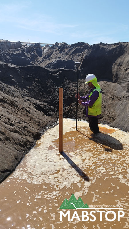 Topógrafo realizando levantamiento en Quirihue